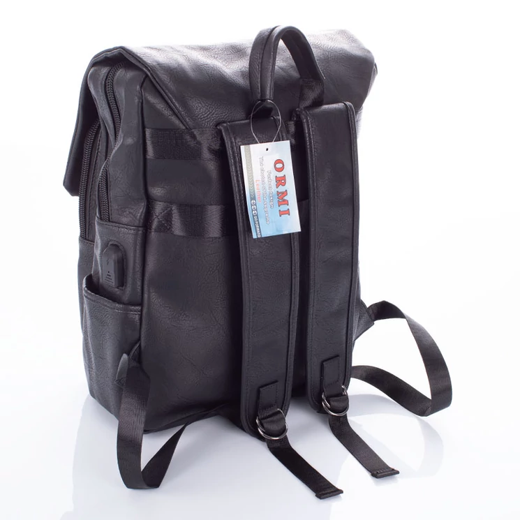 Fedélzeti méretű laptophátizsák  USB csatlakozóval