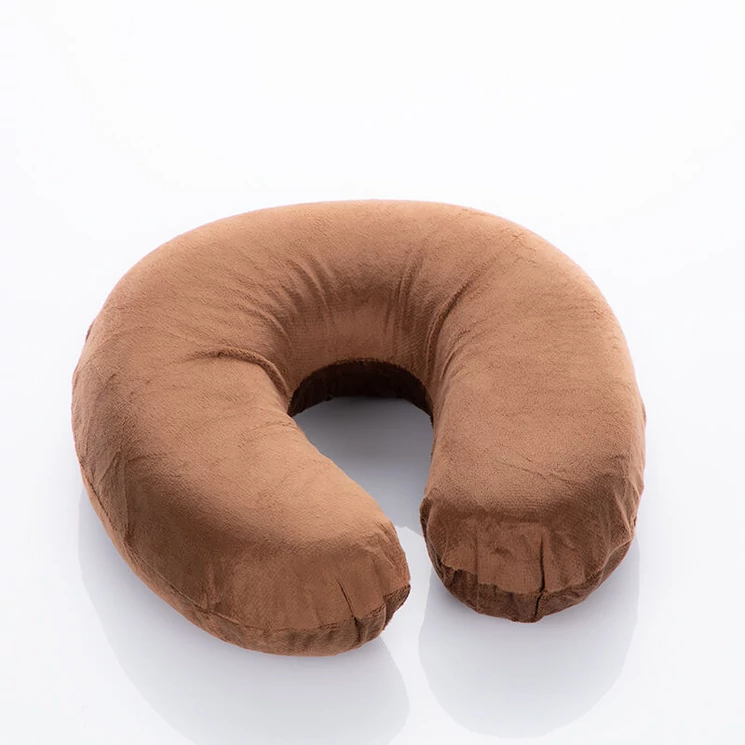 Pihe puha plüss nyakpárna barna színben