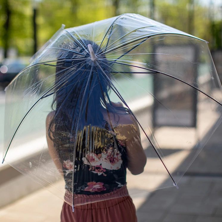 Átlátszó esernyő piros