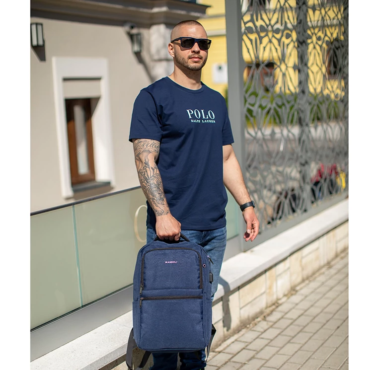 Fedélzeti méretű laptophátizsák  USB csatlakozóval