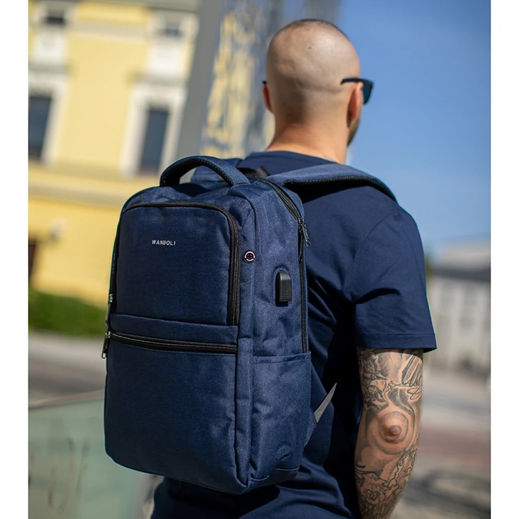 Fedélzeti méretű laptophátizsák  USB csatlakozóval