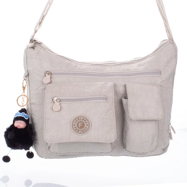 Fantasy női oldaltáska szürke színben ajándék kulcstartóval