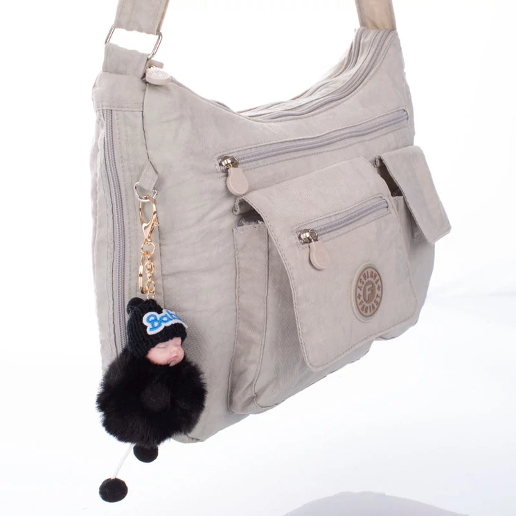 Fantasy női oldaltáska szürke színben ajándék kulcstartóval