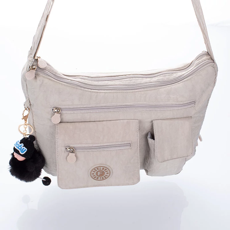 Fantasy női oldaltáska szürke színben ajándék kulcstartóval