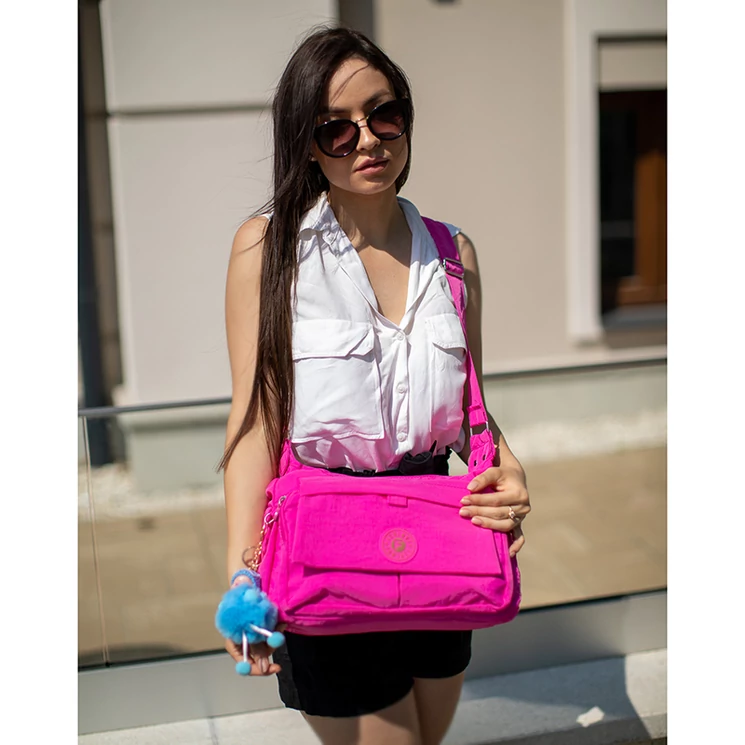 Fantasy női oldaltáska pink színben ajándék kulcstartóval