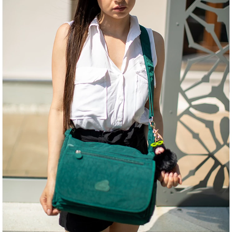 Angel sokzsebes női oldaltáska ajándék kulcstartóval