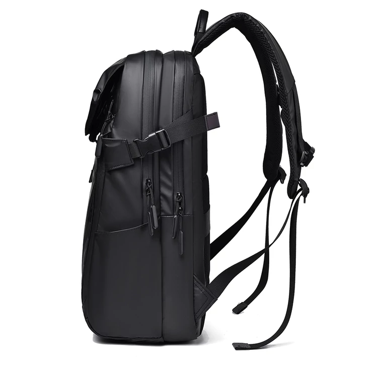 Fekete vízálló többzsebes laptoptartós hátizsák