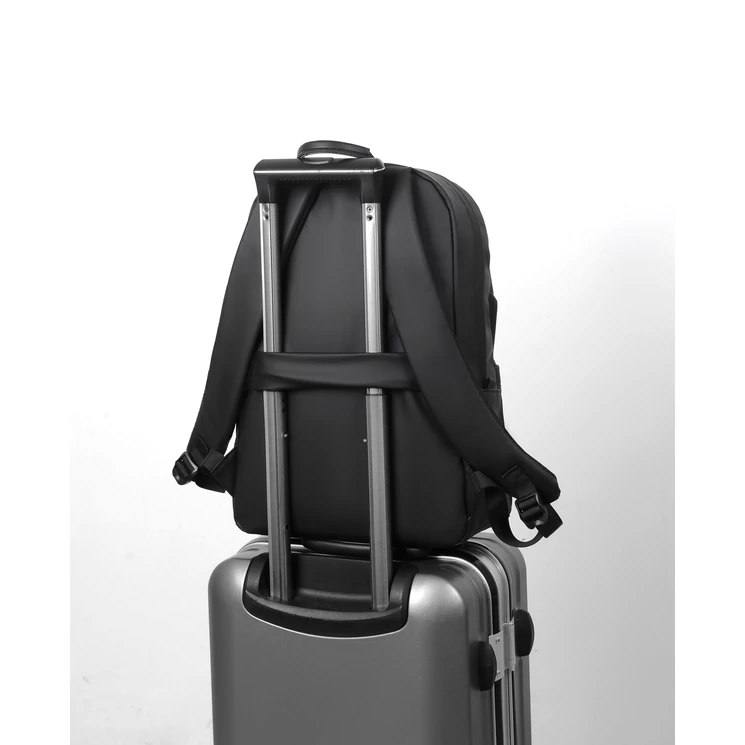 Fekete vízálló többzsebes laptoptartós hátizsák 40 x 30 x 20 cm usb csatlakozóval