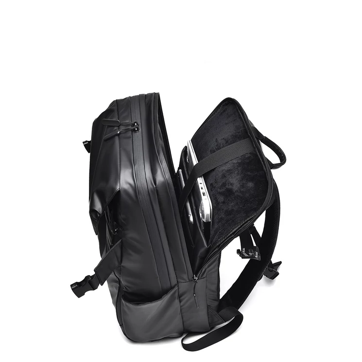 Fekete vízálló többzsebes laptoptartós hátizsák