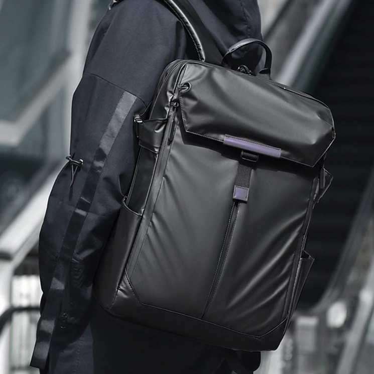 Fekete vízálló többzsebes laptoptartós hátizsák