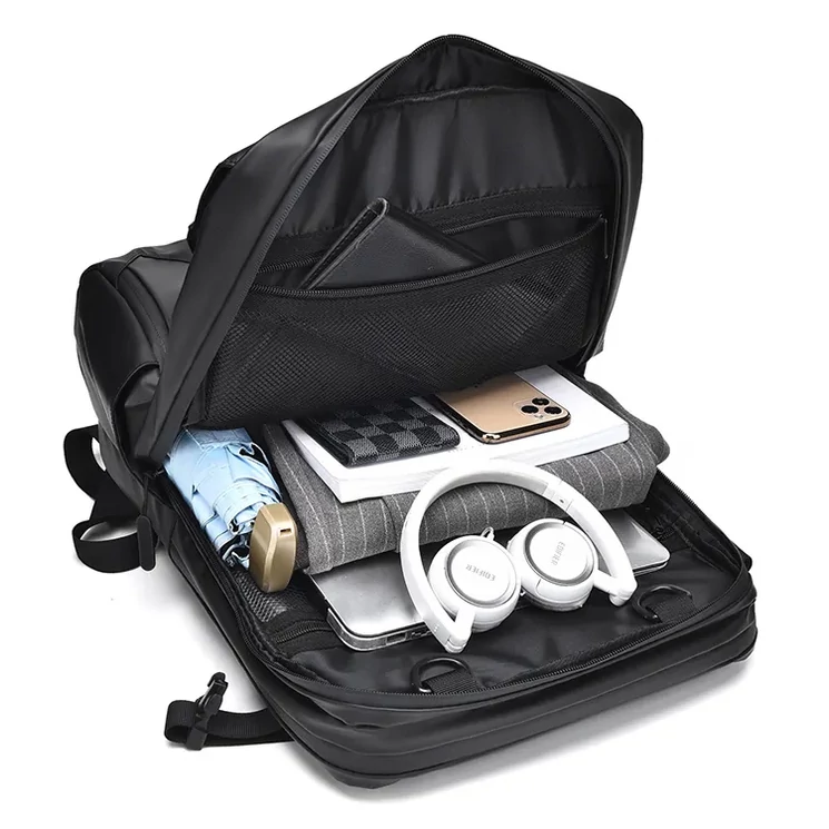 Fekete vízálló többzsebes laptoptartós hátizsák