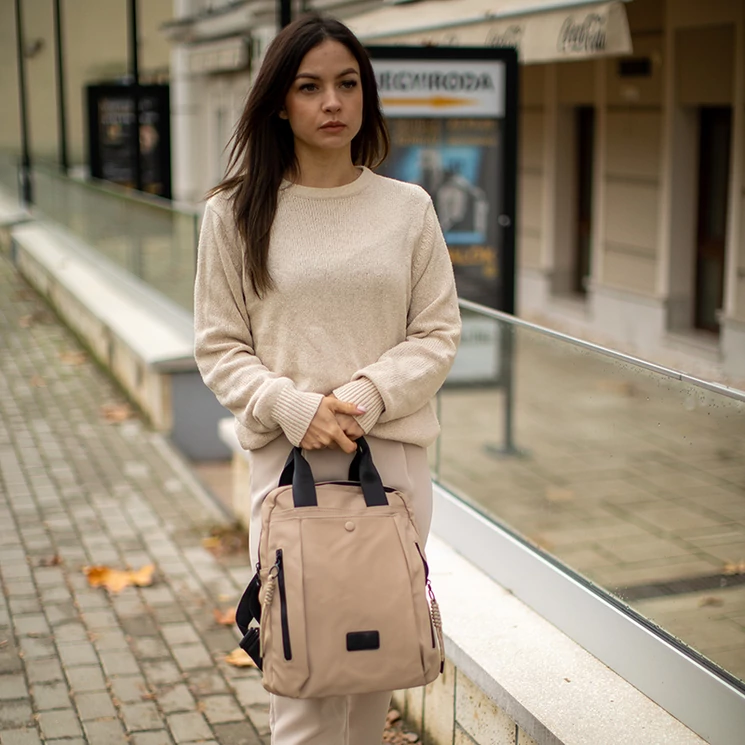 Sokzsebes vízálló női hátizsák zöld színben