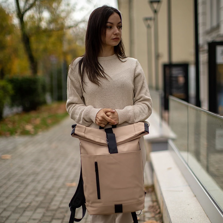 Bézs vízálló többzsebes laptoptartós hátizsák