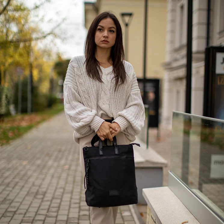 Sokzsebes vízálló női hátizsák fekete színben