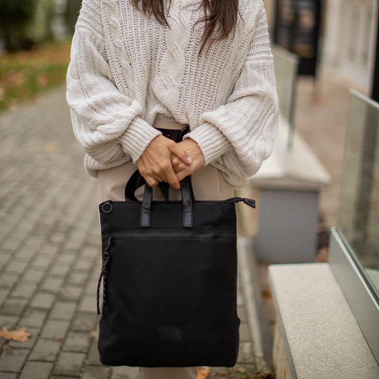 Sokzsebes vízálló női hátizsák fekete színben