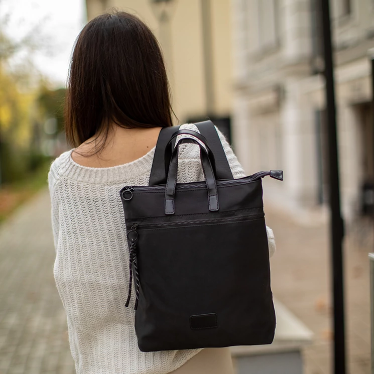 Sokzsebes vízálló női hátizsák fekete színben