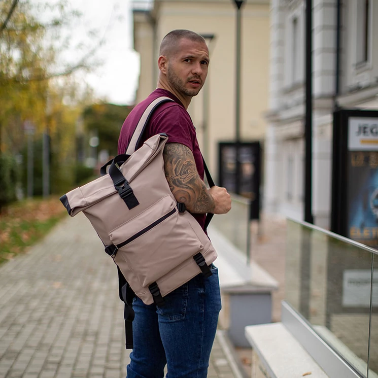 Bézs vízálló többzsebes laptoptartós hátizsák