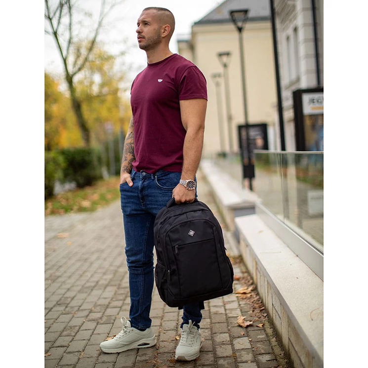 Ultraerős Fedélzeti méretű laptophátizsák  USB töltővel