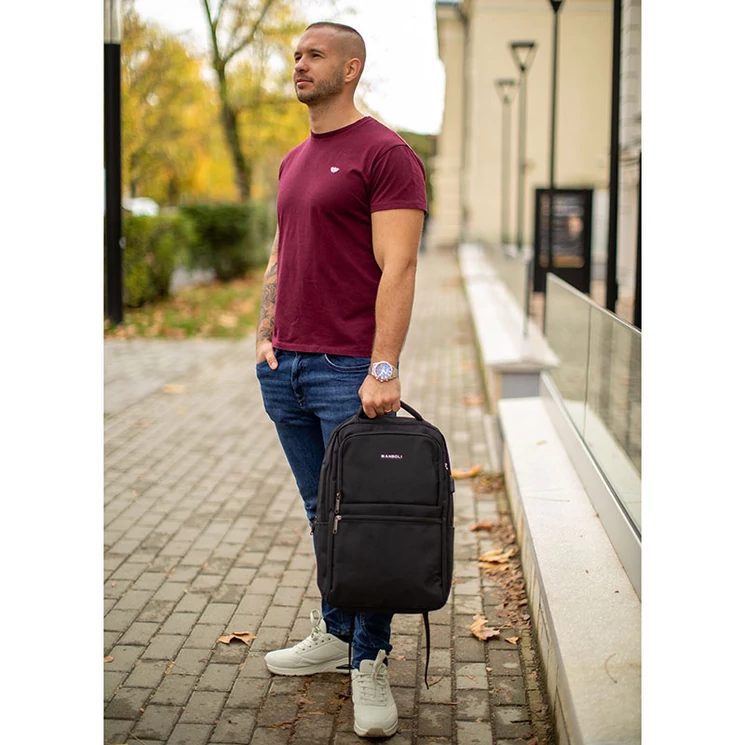 Fedélzeti méretű laptophátizsák  USB csatlakozóval