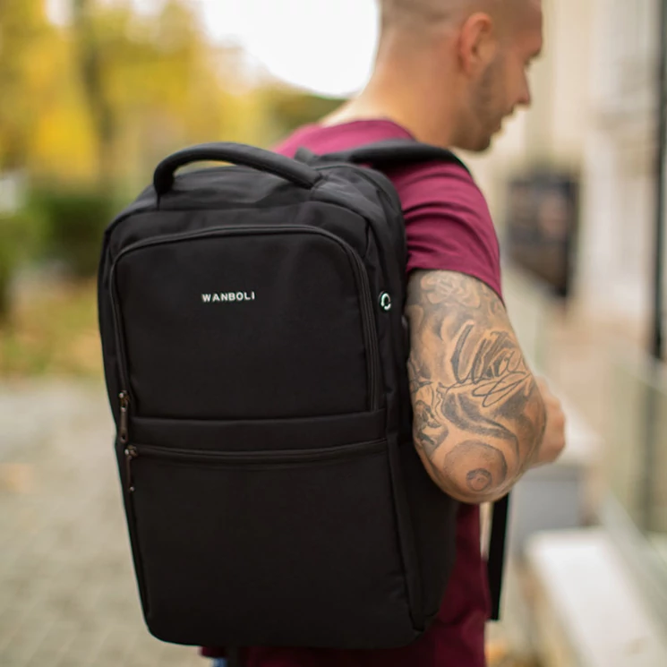 Fedélzeti méretű laptophátizsák  USB csatlakozóval