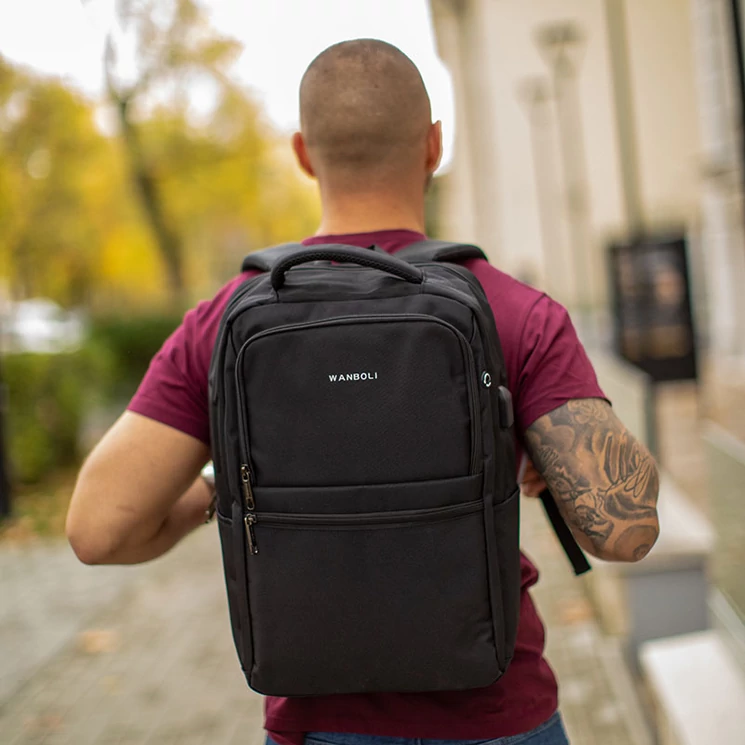 Fedélzeti méretű laptophátizsák  USB csatlakozóval