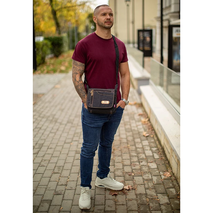 Outdoor férfi oldaltáska fekete színben