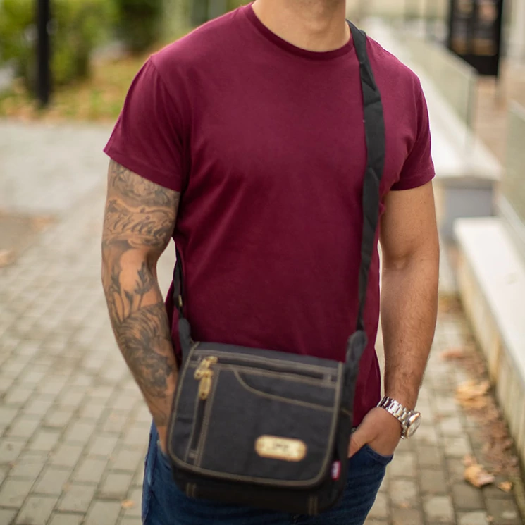 Outdoor férfi oldaltáska fekete színben