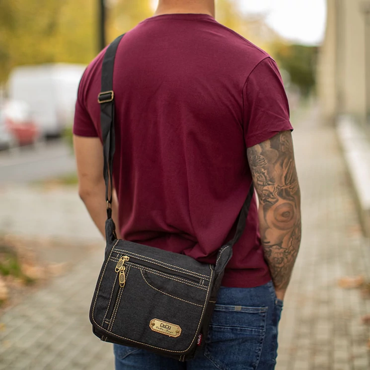 Outdoor férfi oldaltáska fekete színben