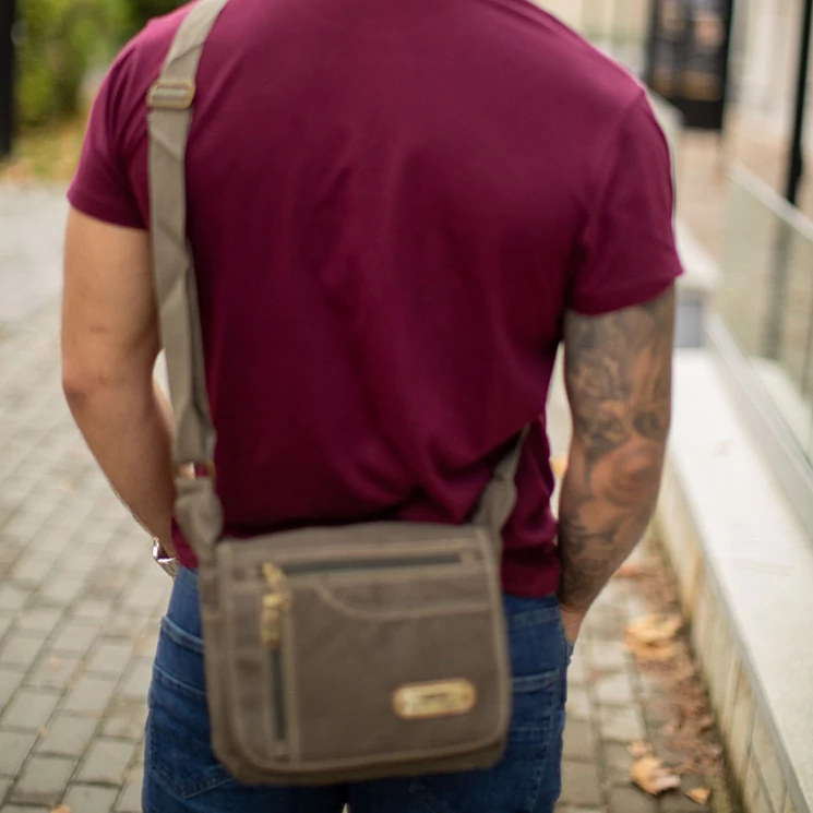 Outdoor férfi oldaltáska zöld színben