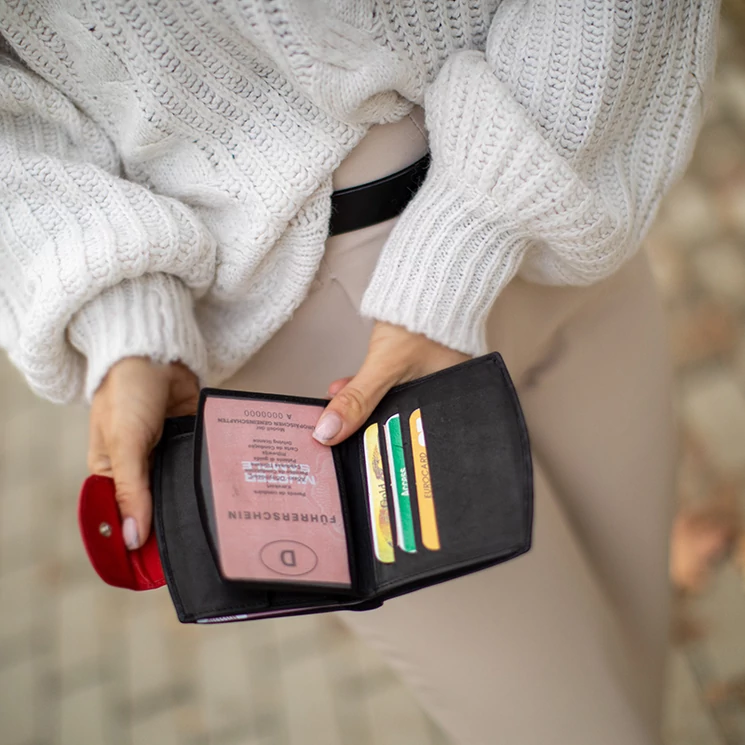 Pénztárca fekete-piros színben sok kártyatartóval