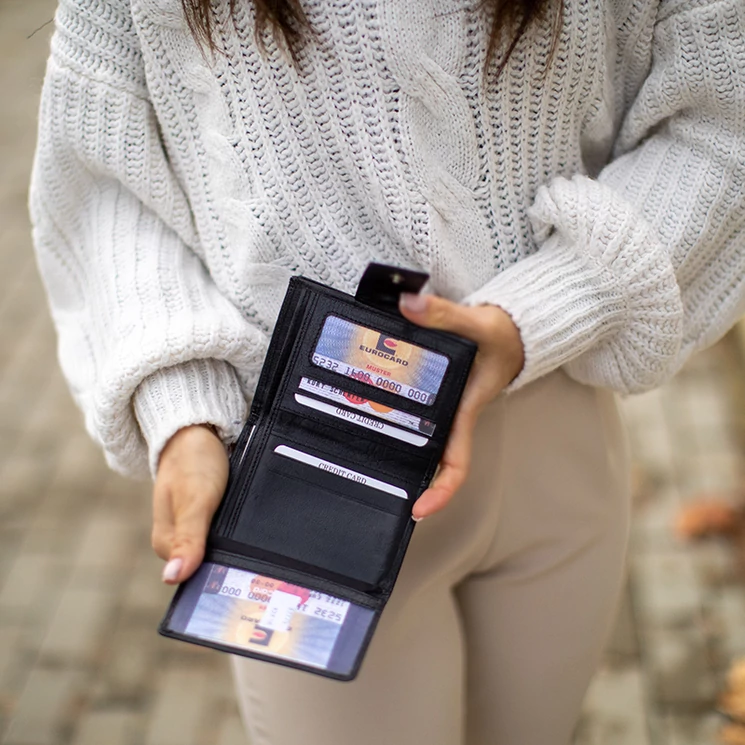 Pénztárca fekete színben sok kártyatartóval