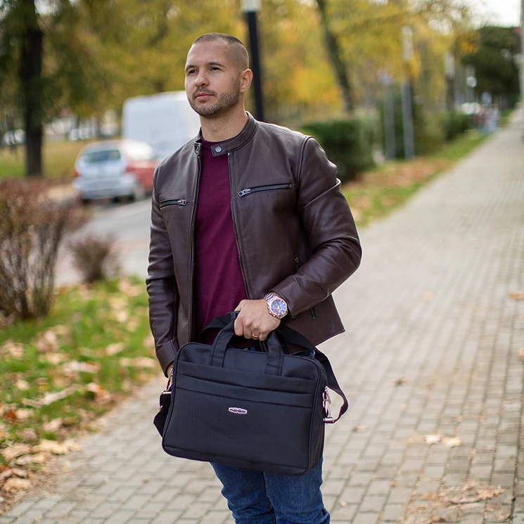 Fekete üzleti táska laptoptartóval 