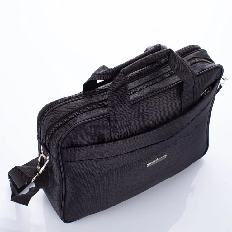 Fekete üzleti táska laptoptartóval 