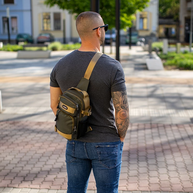 Sokzsebes Testtáska fekete színben