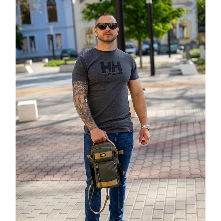 Sokzsebes Testtáska fekete színben