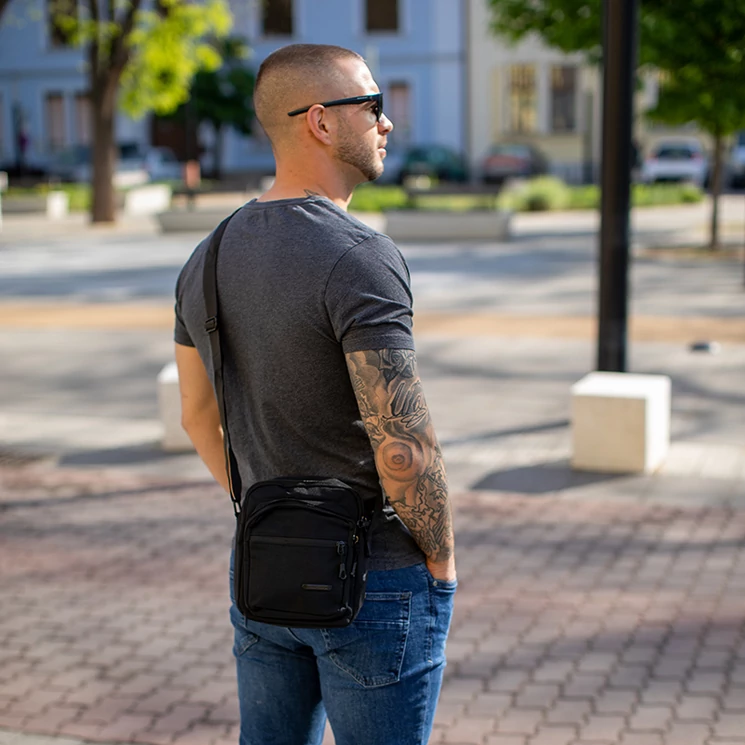 Sportos többzsebes férfi oldaltáska 