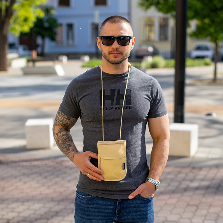 Travel Check Irattartó nyakban hordható bézs színben