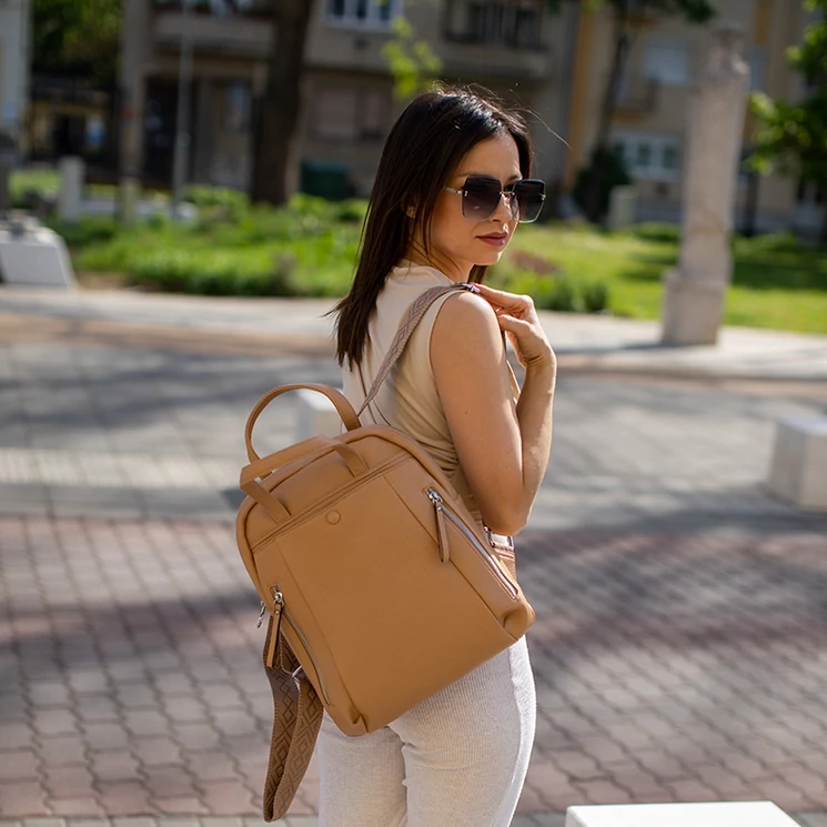 Sokzsebes vízálló női hátizsák bézs színben