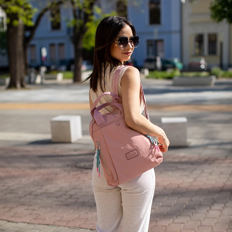 Sokzsebes vízálló női hátizsák rose színben