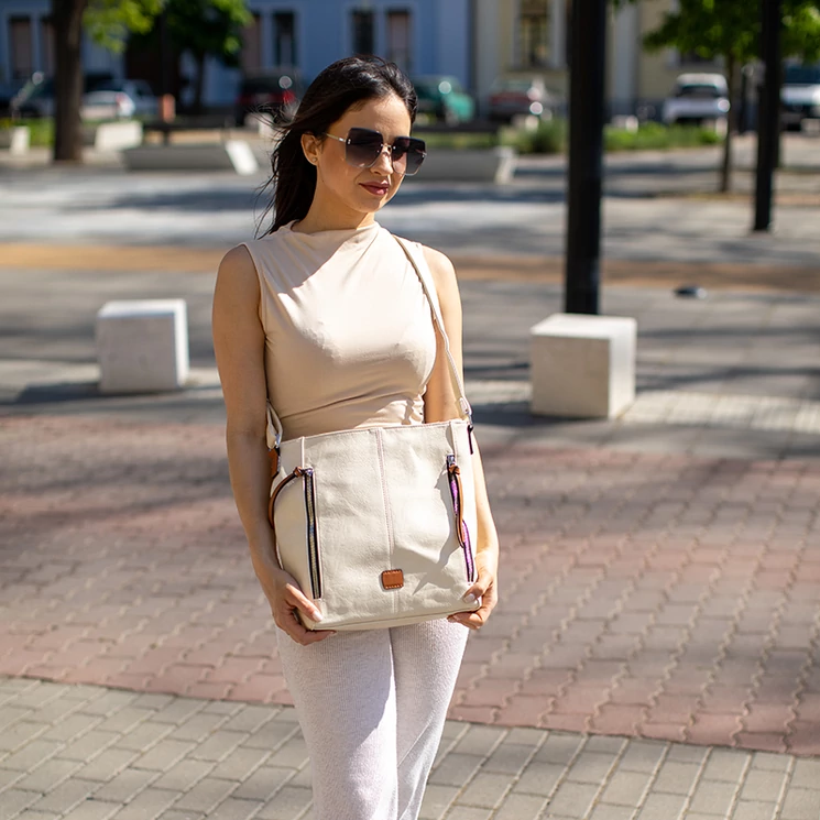 Sokzsebes női oldaltáska világosbézs színben 8172 LightBeige