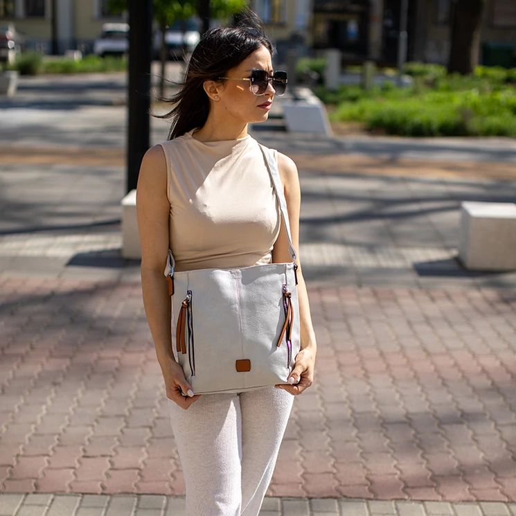 Sokzsebes női oldaltáska világosszürke színben 8172 LightGrey