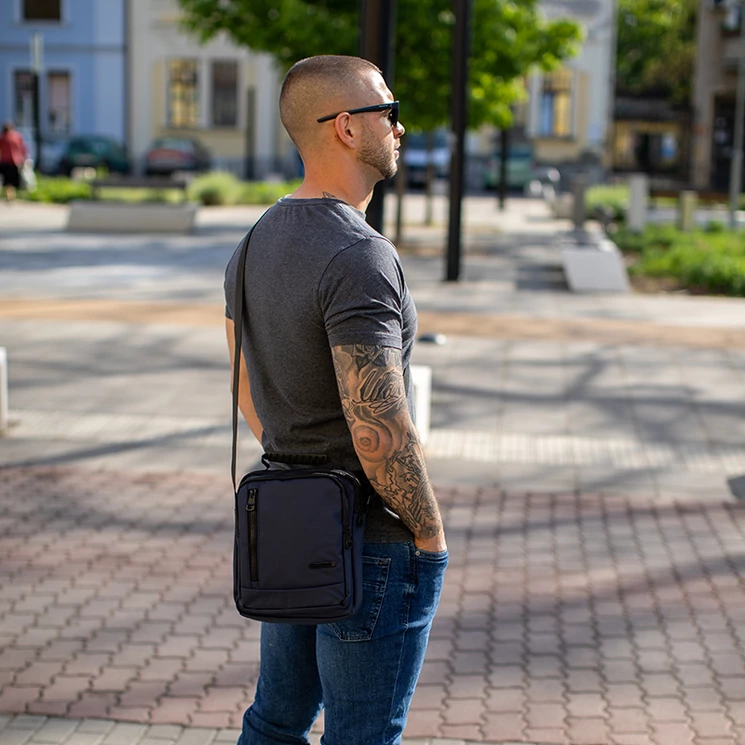 Vízálló praktikus férfi oldaltáska 