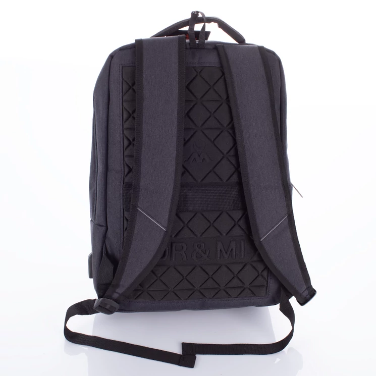 Fedélzeti méretű laptophátizsák USB csatlakozóval