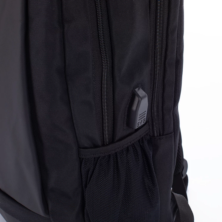 WIZZ Fedélzeti méretű laptophátizsák  USB csatlakozóval vízálló