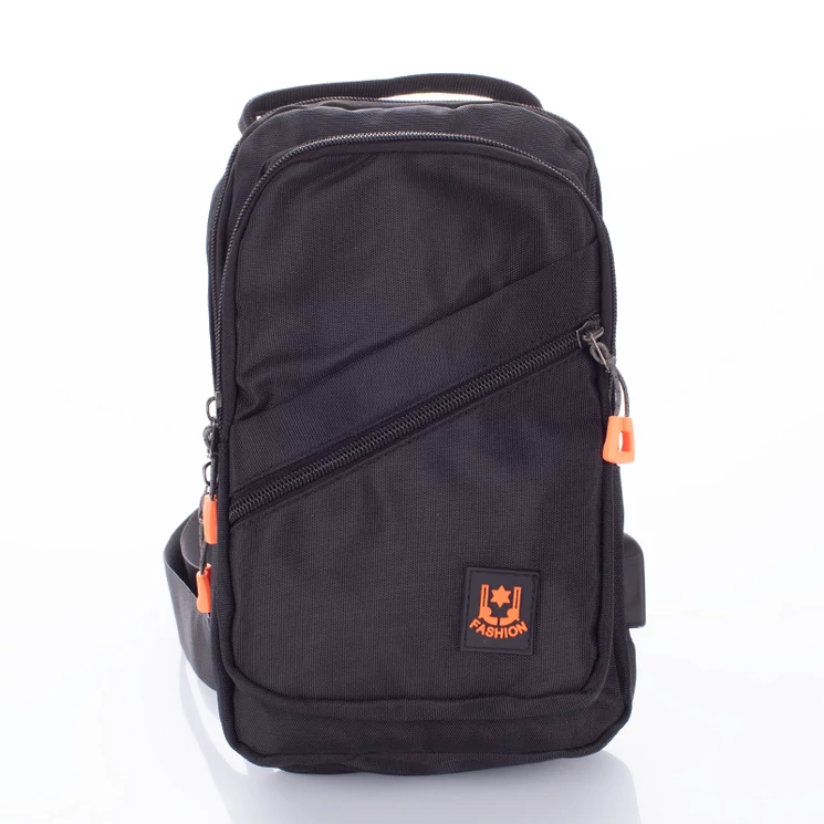 Testtáska fekete színben usb csatlakozóval