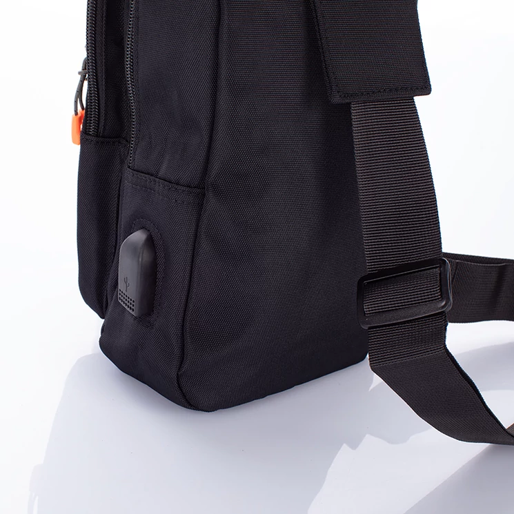 Testtáska fekete színben usb csatlakozóval