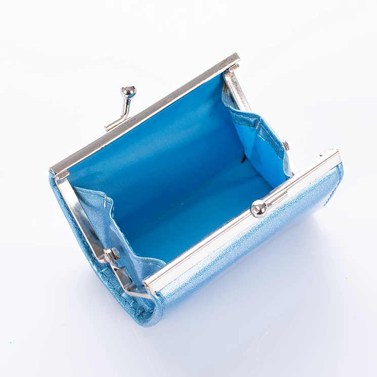 Csatos kisméretű pénztárca 