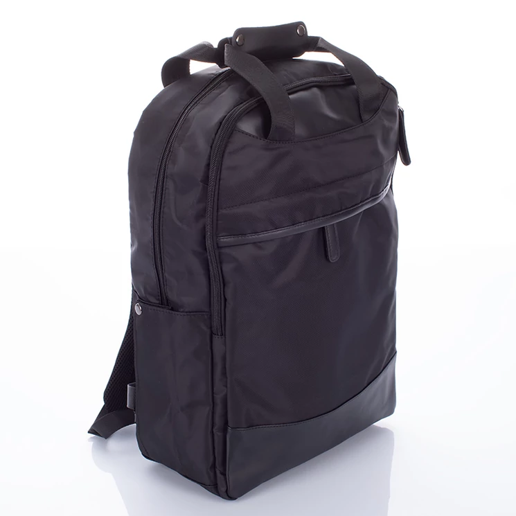 Fekete vízálló többzsebes hátizsák