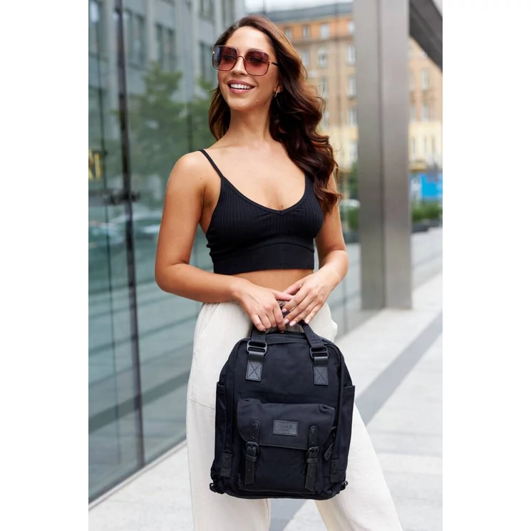 Tágas, városi hátizsák laptoptartóval Fekete színben