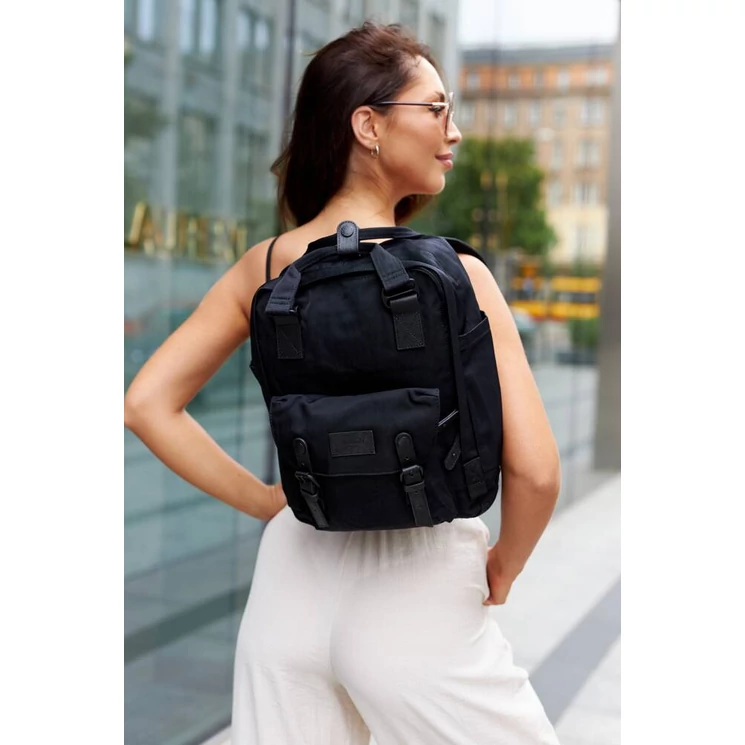 Tágas, városi hátizsák laptoptartóval Fekete színben